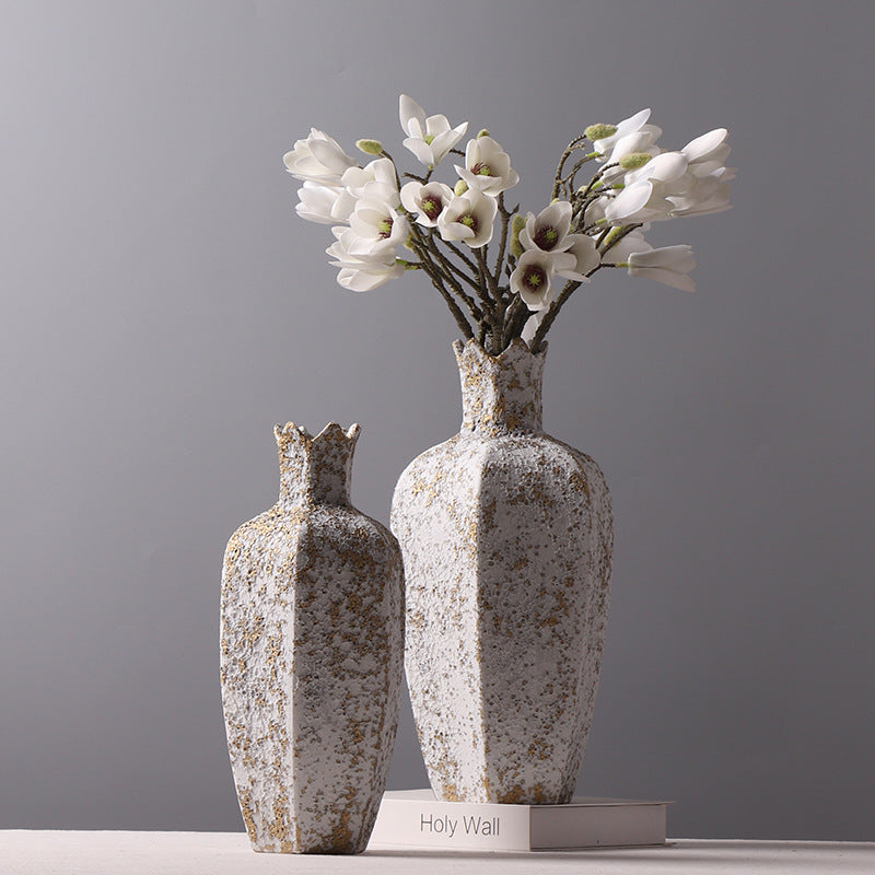 Künstliche Frühlingsblumen in Vase